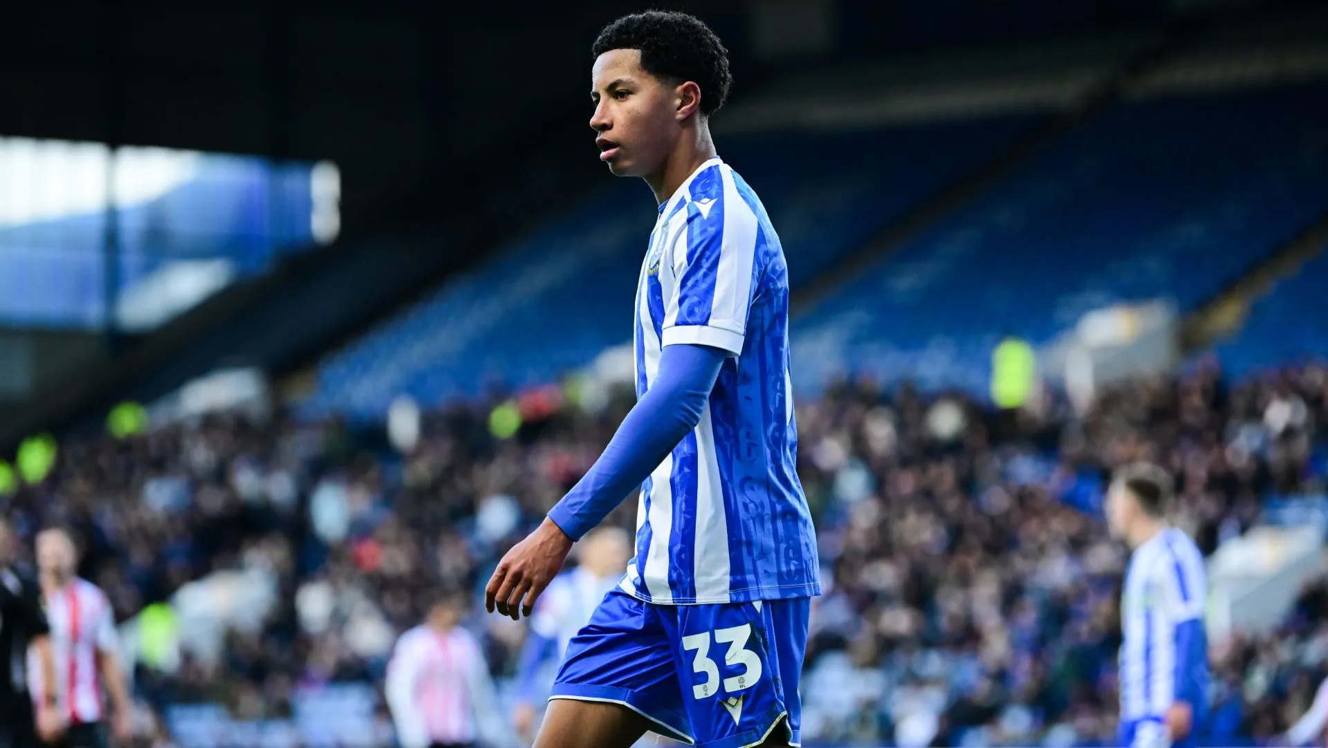 Yisa Alao assiste durante partida da FA Cup. Foto: Harriet Massey/Getty Images