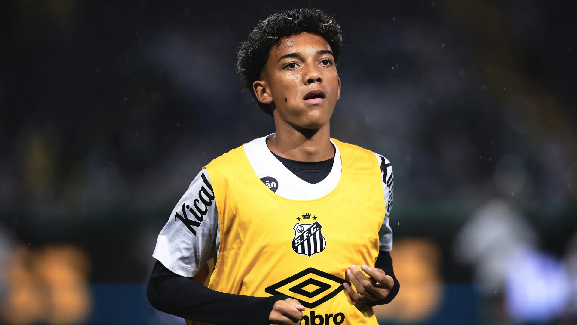 Robinho Jr. durante aquecimento pelo Santos