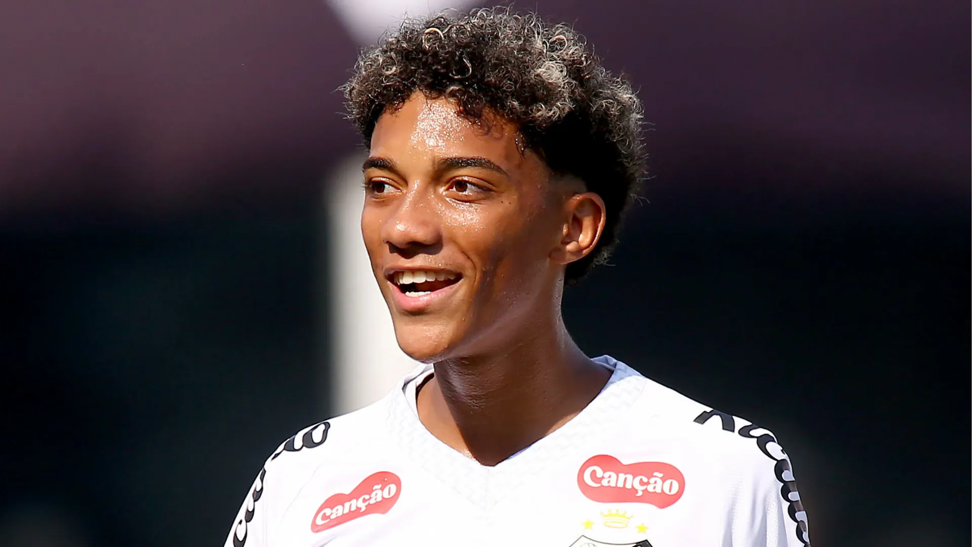 Robinho Jr. sorri durante partida do Santos