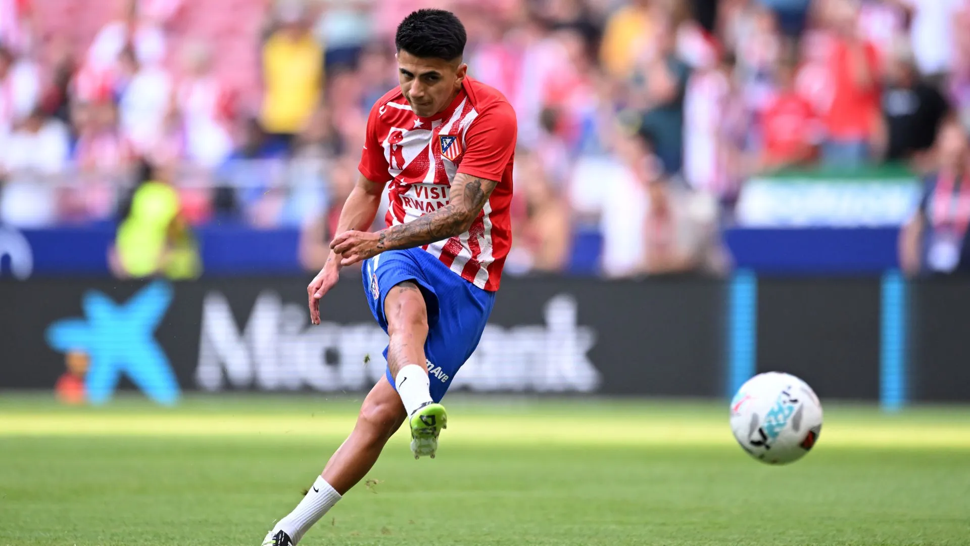 Almada aquecendo pelo Atlético de Madrid (foto: Denis Doyle/Getty Images)