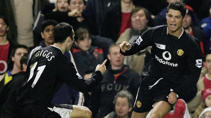 Manchester United tinha Giggs e Cristiano Ronaldo no elenco, quando derrotou o Arsenal por 4 a 2 jogando de uniforme preto, em 2004/2005