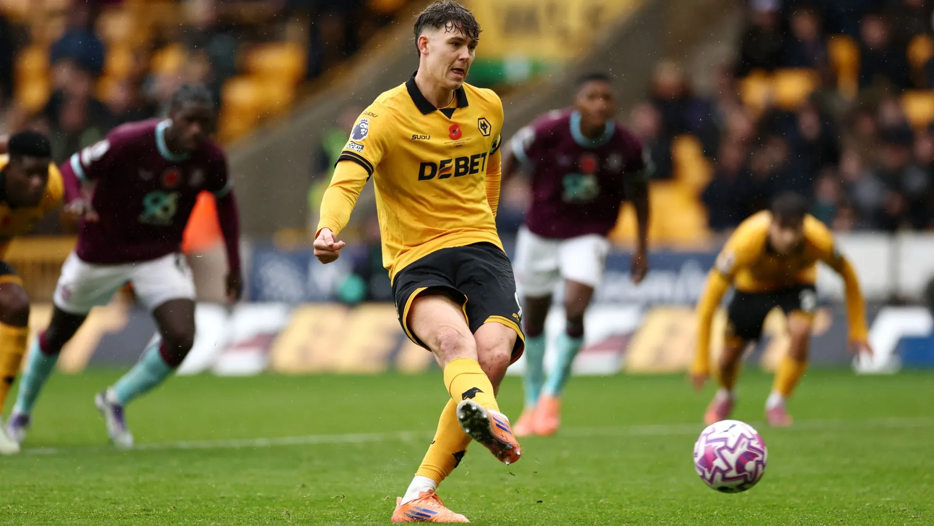 Jorgen Strand Larsen marca gol de pênalti durante partida da Premier League. Foto: Dan Istitene/Getty Images