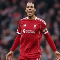 Van Dijk critica pergunta sobre troca de Slot por Xabi