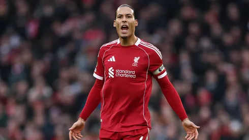O zagueiro Van Dijk em jogo do Liverpool (Dan Istitene/Getty Images)