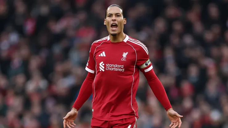O zagueiro Van Dijk em jogo do Liverpool (Dan Istitene/Getty Images)