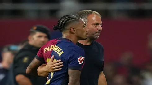 Hansi Flick e Raphinha em partida do Barcelona em La Liga – Alex Caparros/Getty Images