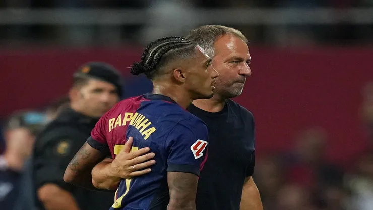 Hansi Flick e Raphinha em partida do Barcelona em La Liga - Alex Caparros/Getty Images