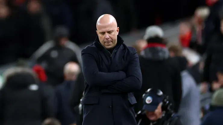 Arne Slot em jogo do Liverpool (Foto: Dan Istitene/Getty Images)