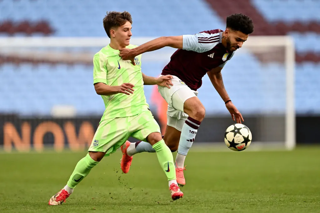 Thierry Katsukunya, do Aston Villa, corre com a bola sob pressão de Juan Hernandez, do FC Barcelona, durante a partida das oitavas de final da UEFA Youth League entre Aston Villa e FC Barcelona, no Villa Park, em 4 de março de 2025, em Birmingham, Inglaterra. (Foto de Dan Mullan/Getty Images)
