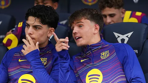 Xavi Espart e Juan Hernandez (à direita) sentados no banco de reservas do FC Barcelona (Foto: Alex Caparros/Getty Images)