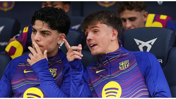 Xavi Espart e Juan Hernandez (à direita) sentados no banco de reservas do FC Barcelona (Foto: Alex Caparros/Getty Images)