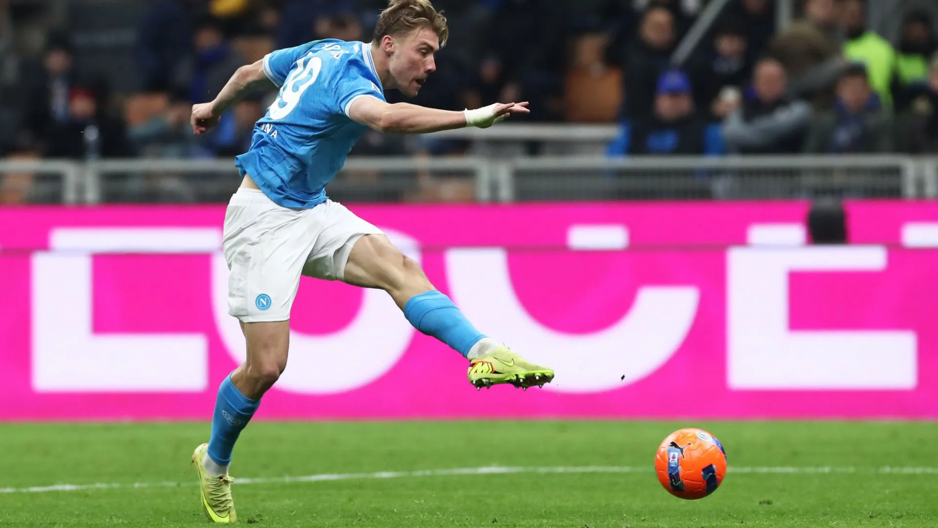 Rasmus Hojlund atira durante partida da Série A. Foto: Marco Luzzani/Getty Images