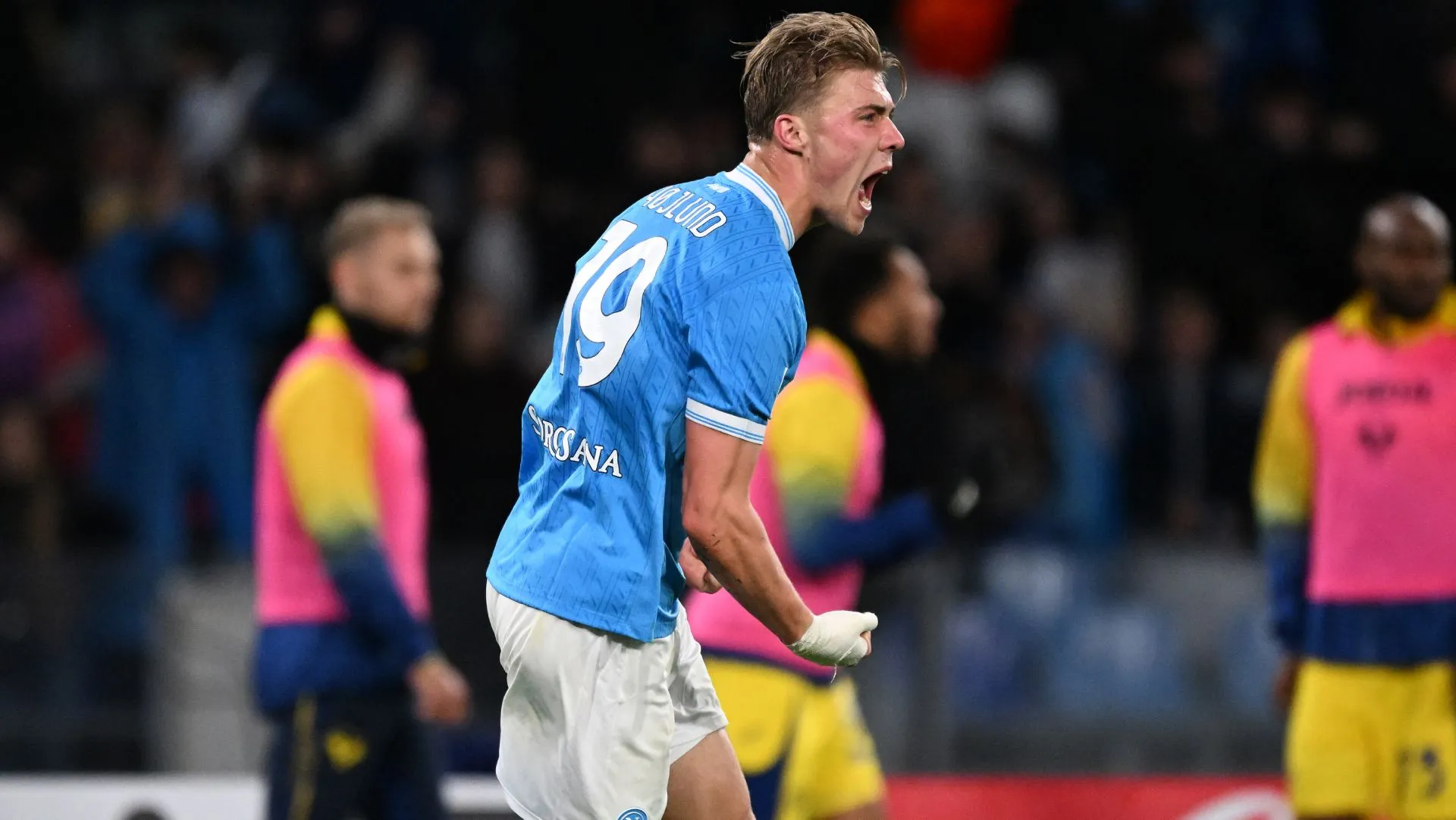 Rasmus Hojlund comemora após marcar gol durante partida da Série A