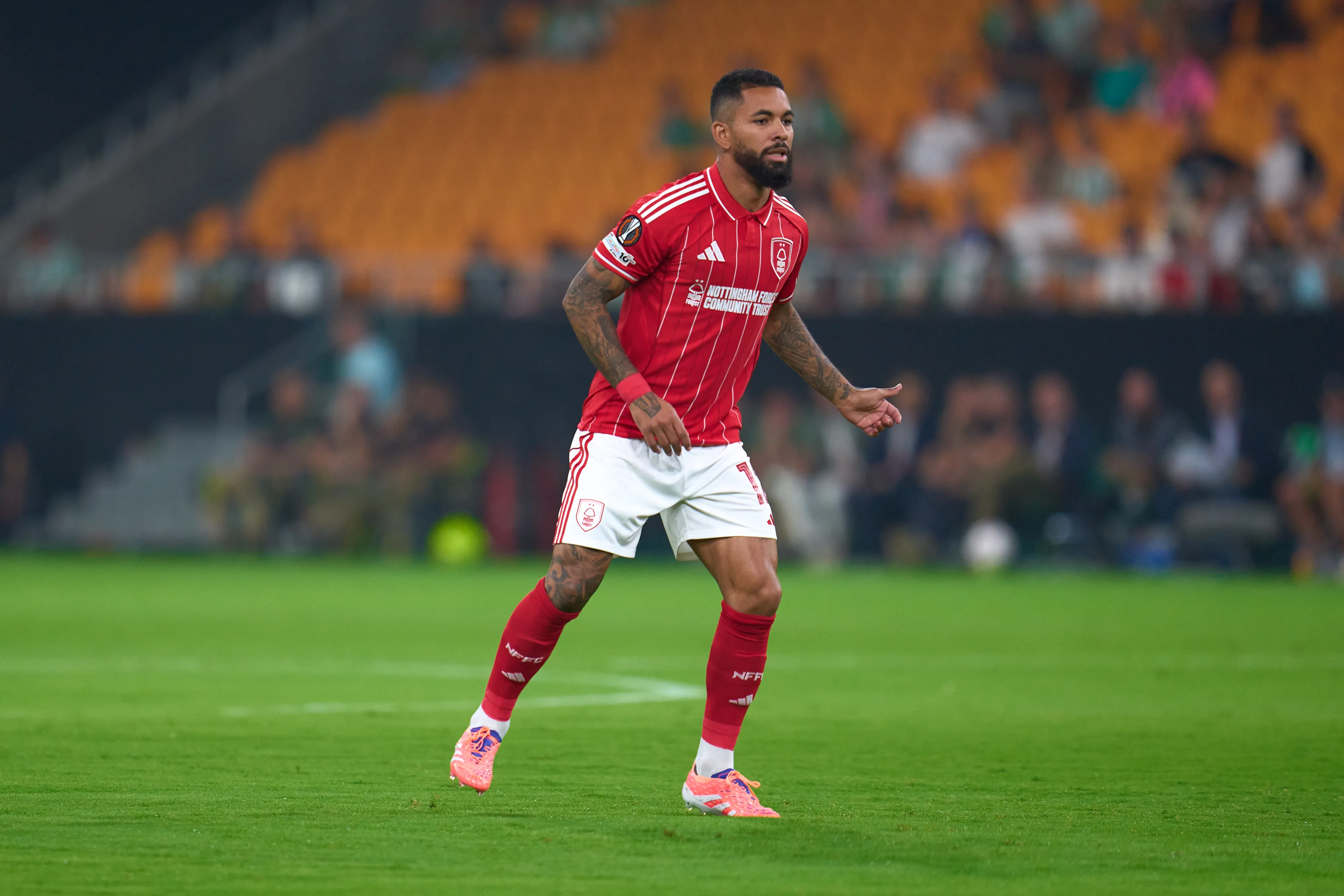 Douglas Luiz é alvo do Chelsea para o mercado de inverno. Foto: Aitor Alcalde/Getty Images