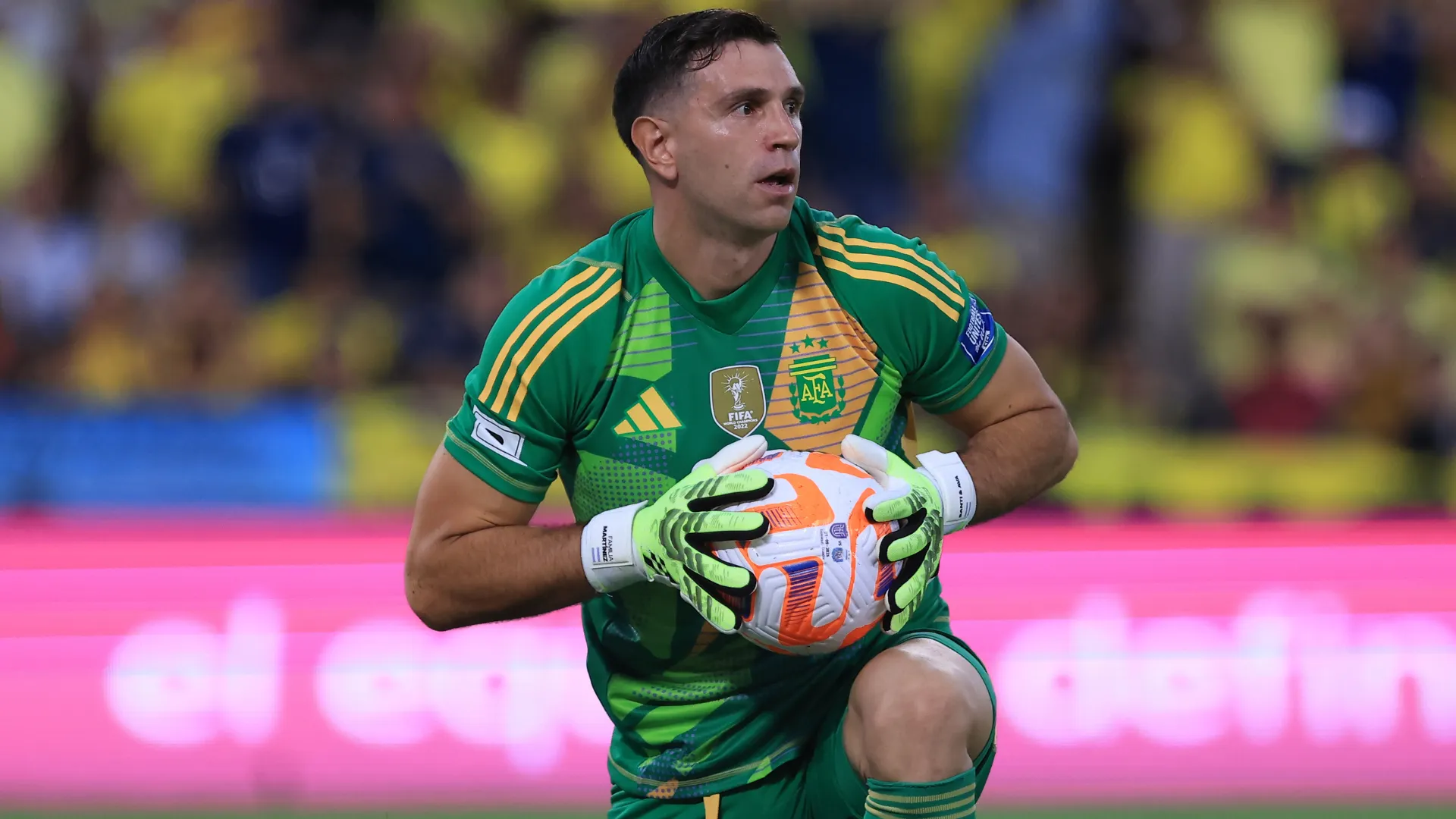 Dibu Martínez, com a bola na mão, durante partida da Seleção Argentina