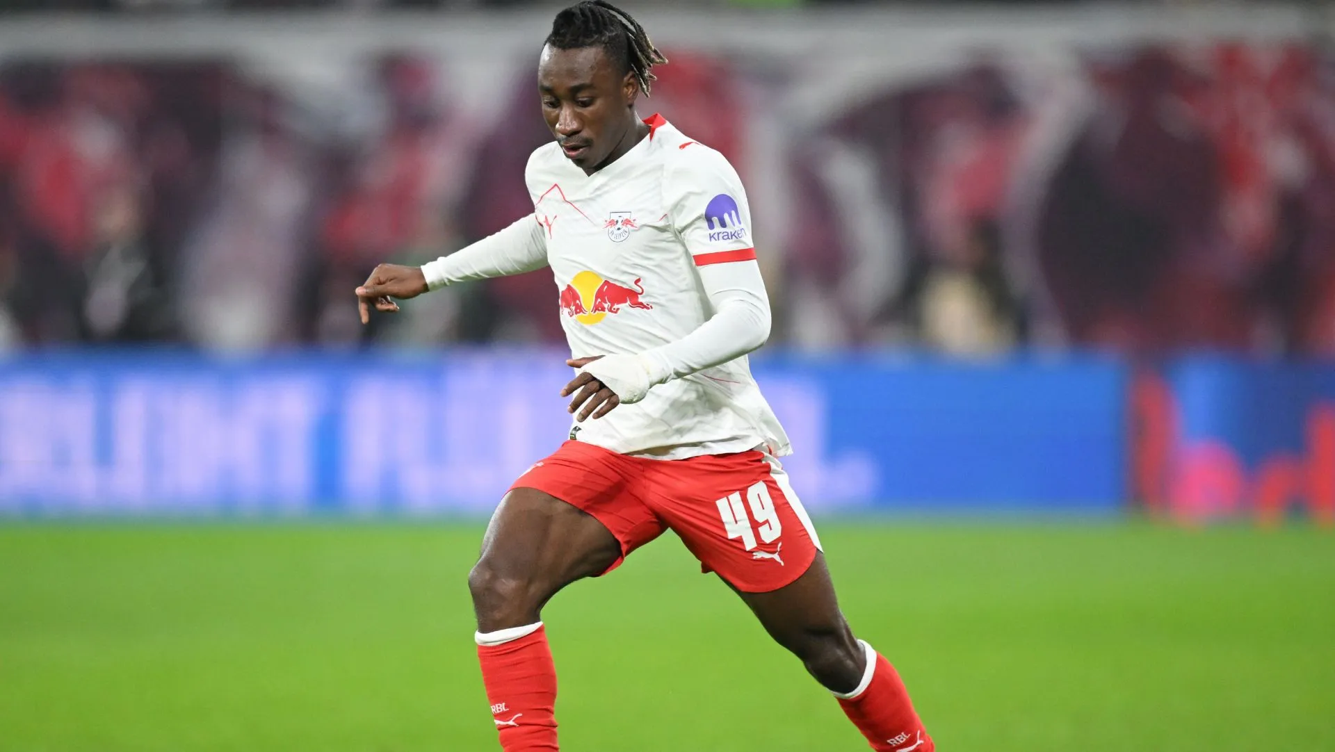 Yan Diomande em ação durante partida da Bundesliga. Foto: Stuart Franklin/Getty Images