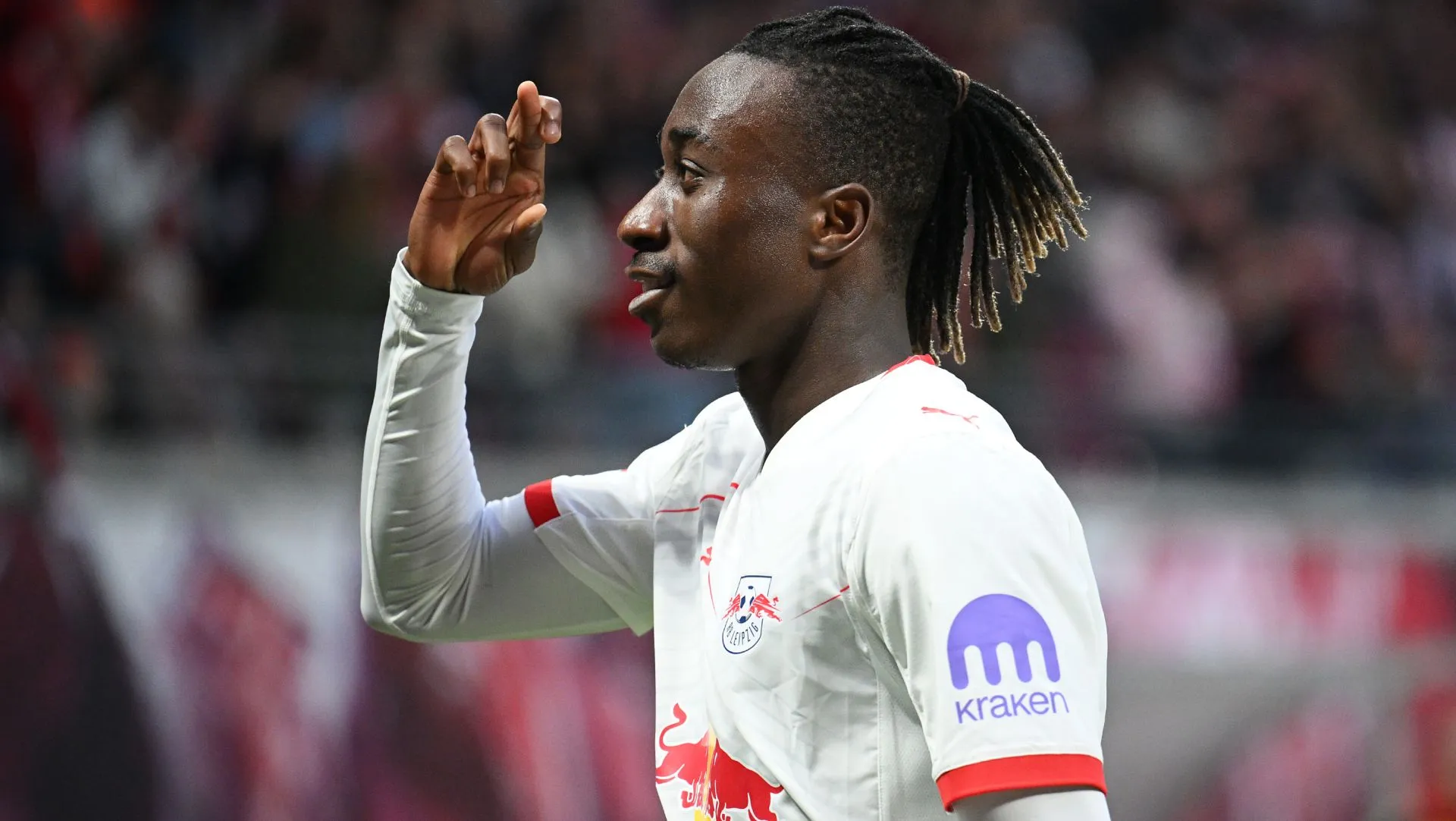 Yan Diomande comemora gol durante partida da Bundesliga. Jogador é alvo do Manchester United