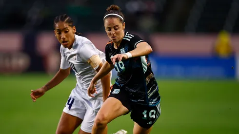 A nova atacante da Argentina acumula passagens por grandes times do futebol feminino – Foto: Ronald Martinez/Getty Images