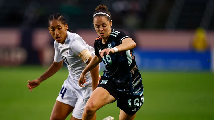A nova atacante da Argentina acumula passagens por grandes times do futebol feminino - Foto: Ronald Martinez/Getty Images