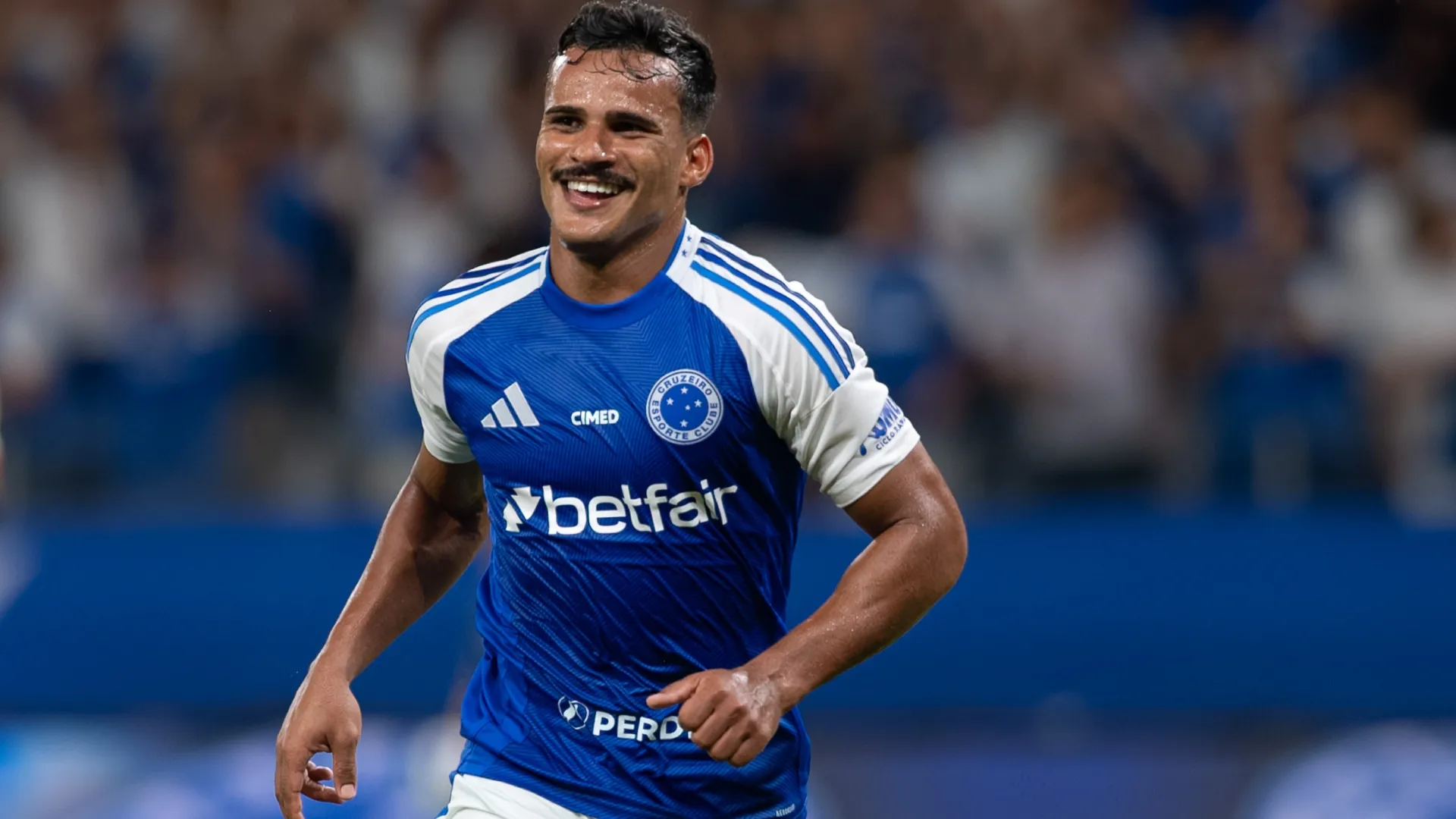 Kaiki Bruno sorrindo durante jogo do Cruzeiro