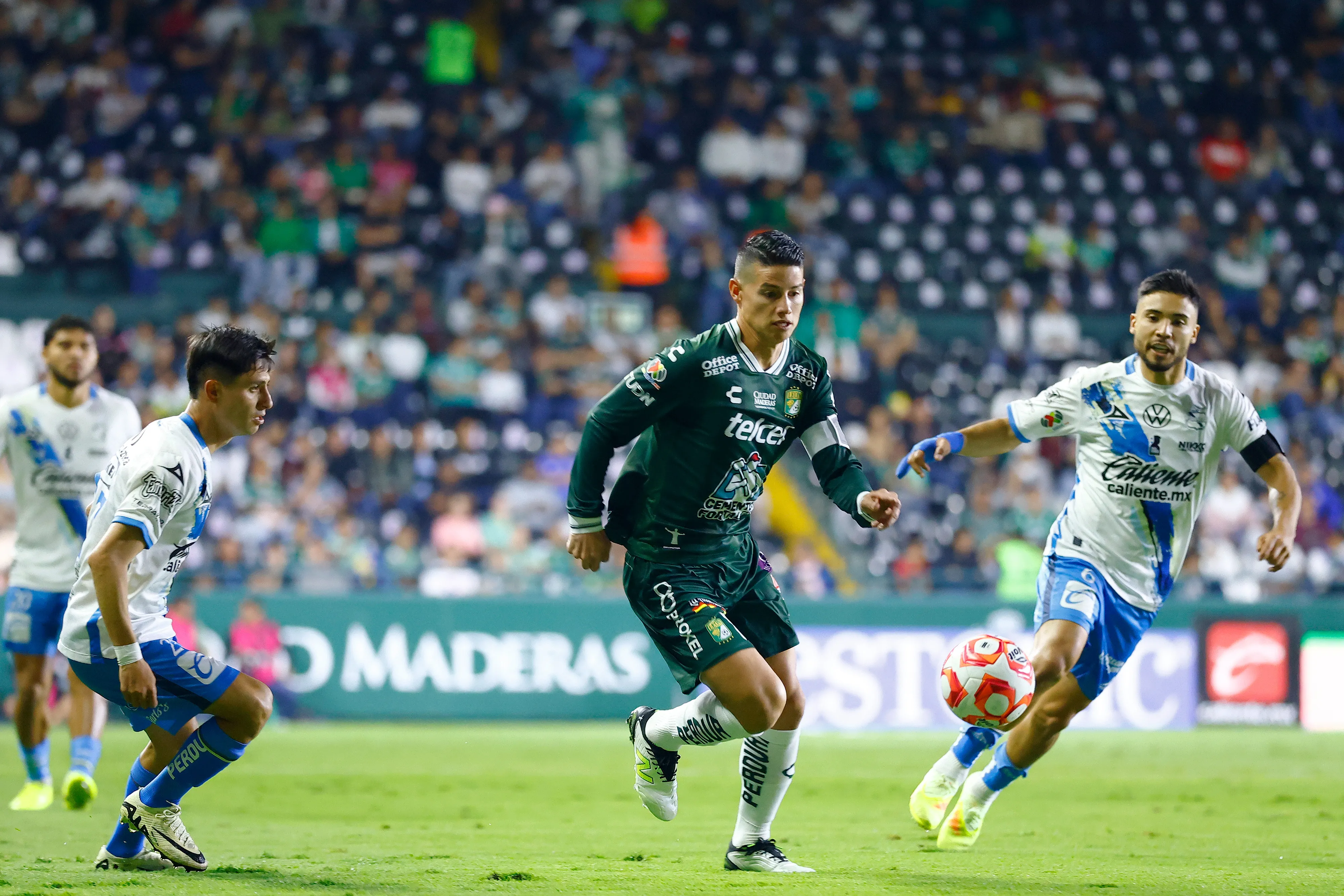 James Rodríguez pelo León. (Foto: Leopoldo Smith/Getty Images)