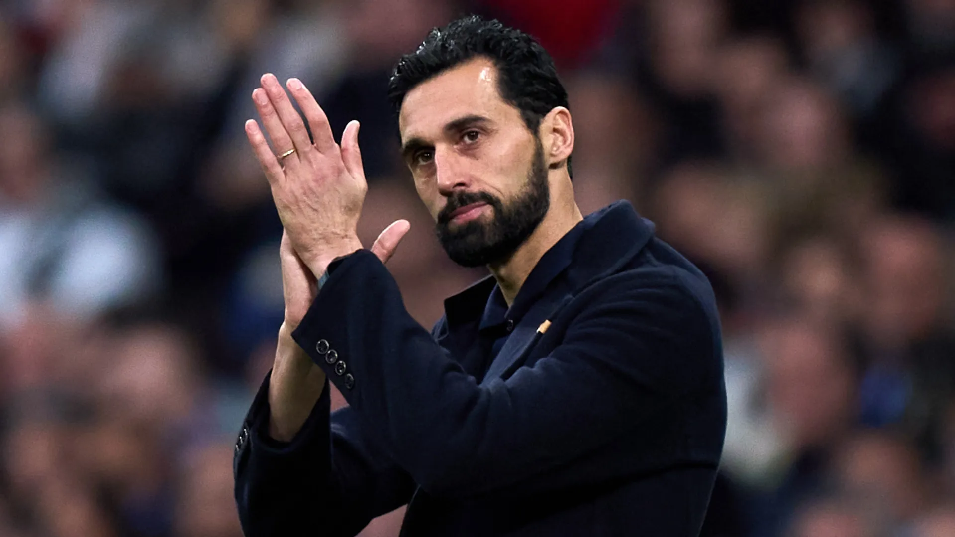 Álvaro Arbeloa bate palmas durante partida do Real Madrid