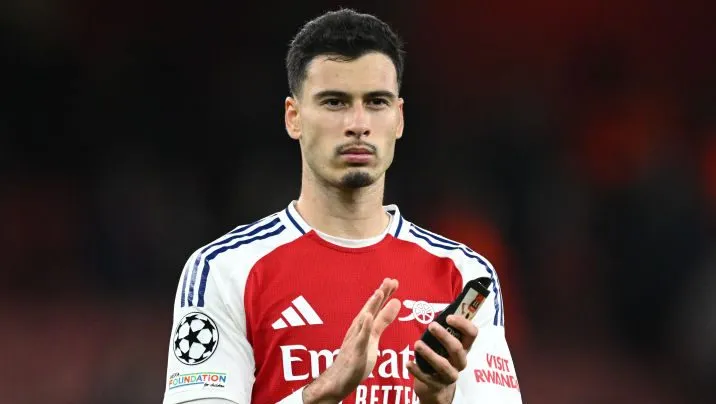 Martinelli, em campo, aplaudindo