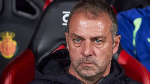 Hansi Flick foi duramente criticado por ex-jogador, que disse que se ele não vencer a Champion League, deve ser demitido (Foto: Rafa Babot/Getty Images)