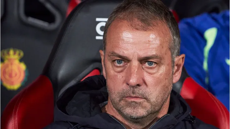 Hansi Flick foi duramente criticado por ex-jogador, que disse que se ele não vencer a Champion League, deve ser demitido (Foto: Rafa Babot/Getty Images)
