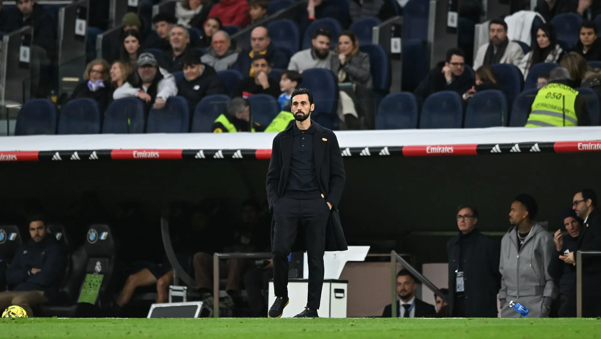 Álvaro Arbeloa, técnico do Real Madrid, assiste durante a partida da LaLiga. Foto: Denis Doyle/Getty Images