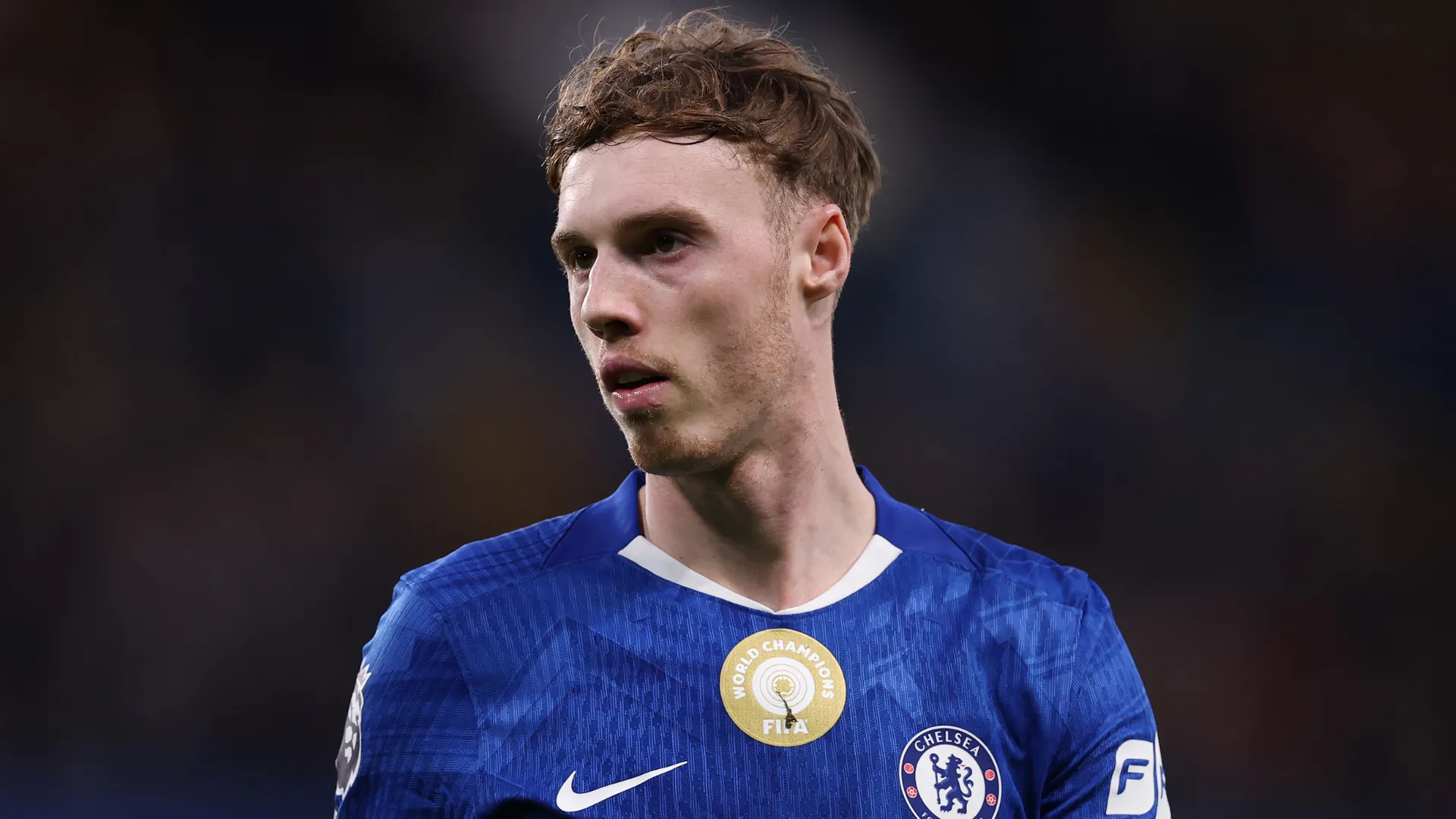 Cole Palmer aparece olhando para o lado durante um jogo do Chelsea