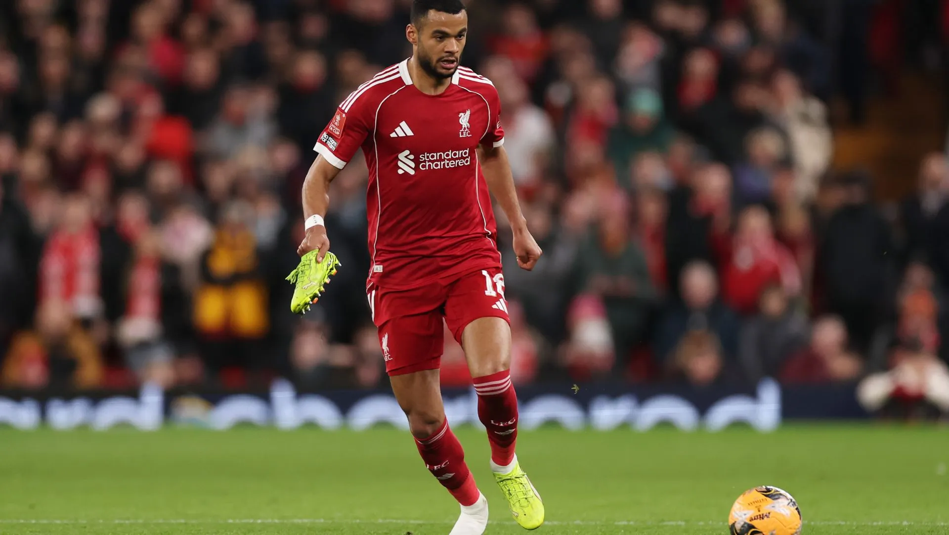 Cody Gakpo carrega a chuteira enquanto corre durante partida da FA Cup. Foto: Carl Recine/Getty Images