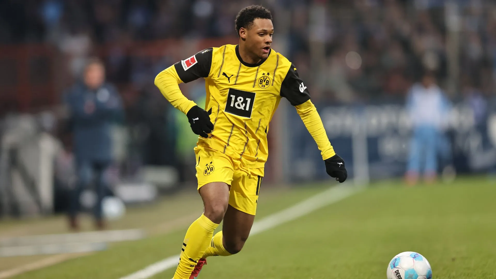 Duranville jogando pelo Borussia Dortmund (foto: Christof Koepsel/Getty Images)