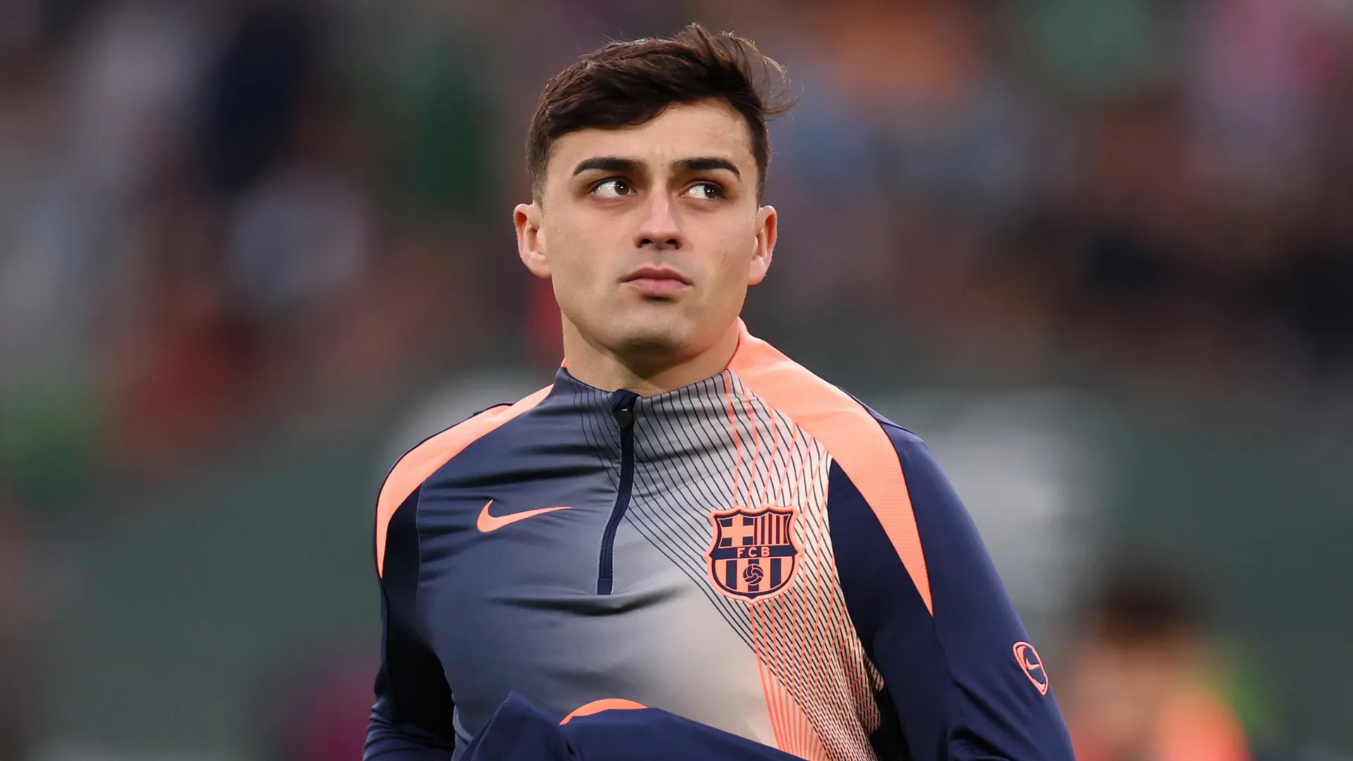 Pedri durante o aquecimento do Barcelona