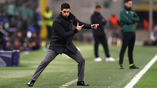 Mikel Arteta gesticula durante a partida da Liga dos Campeões. Foto: Carl Recine/Getty Images