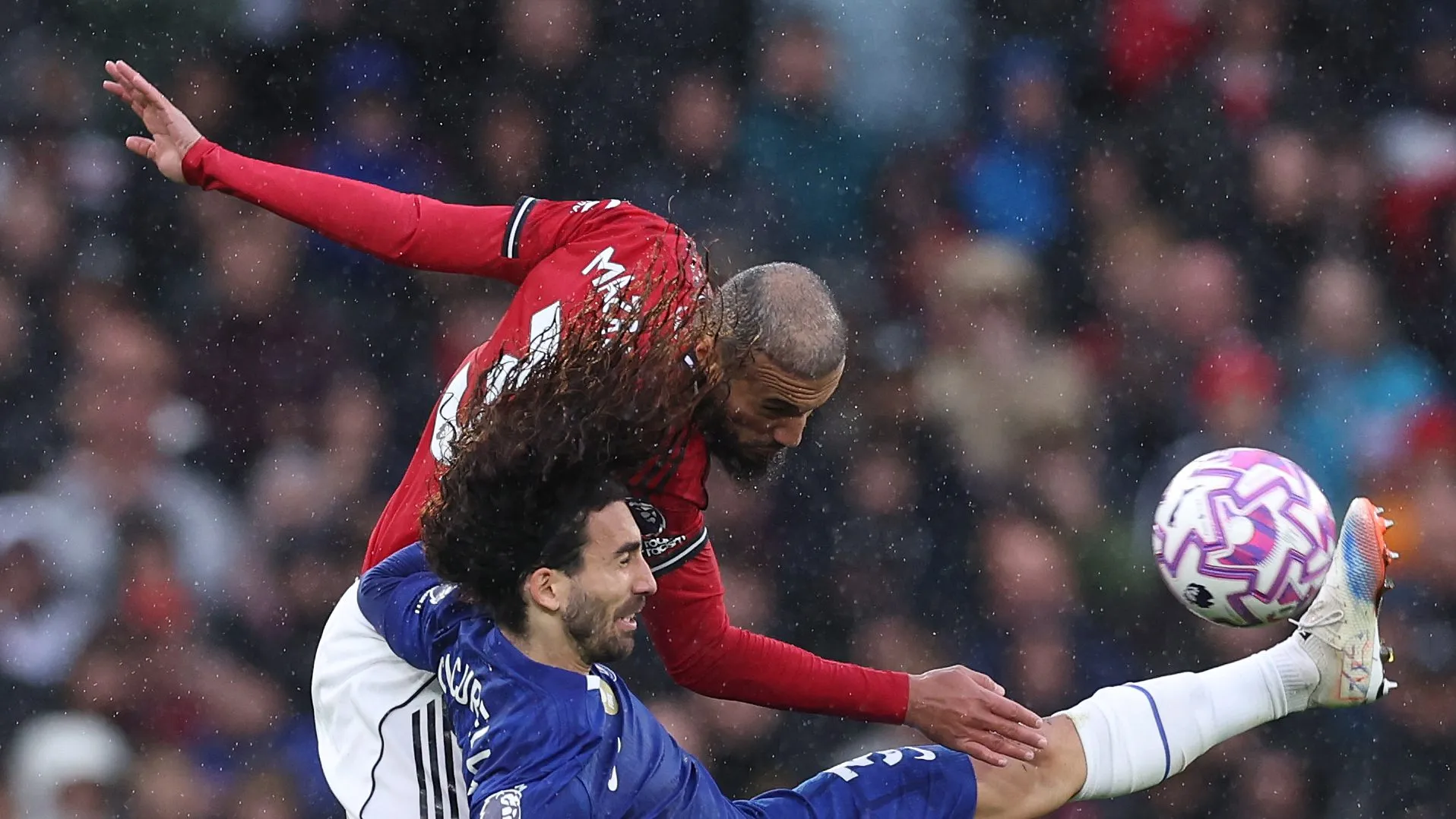 Noussair Mazraoui, do Manchester United, vence uma disputa de cabeça contra Marc Cucurella, do Chelsea, durante a partida da Premier League entre Manchester United e Chelsea, em Old Trafford, em 20 de setembro de 2025, em Manchester, Inglaterra. (Foto de Alex Livesey/Getty Images)