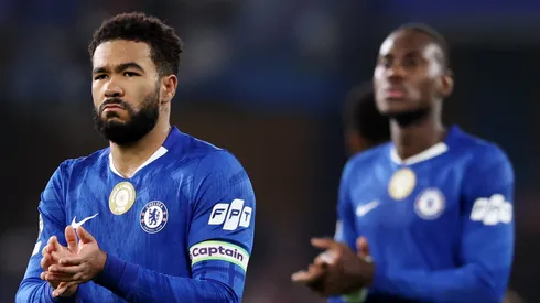 FA aplica multa ao Chelsea por objeto arremessado contra banco do Aston Villa. (Foto de Luke Walker/Getty Images)