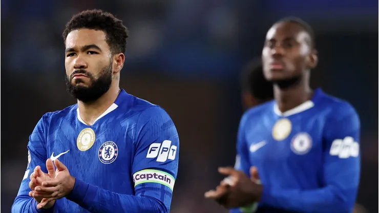 FA aplica multa ao Chelsea por objeto arremessado contra banco do Aston Villa. (Foto de Luke Walker/Getty Images)