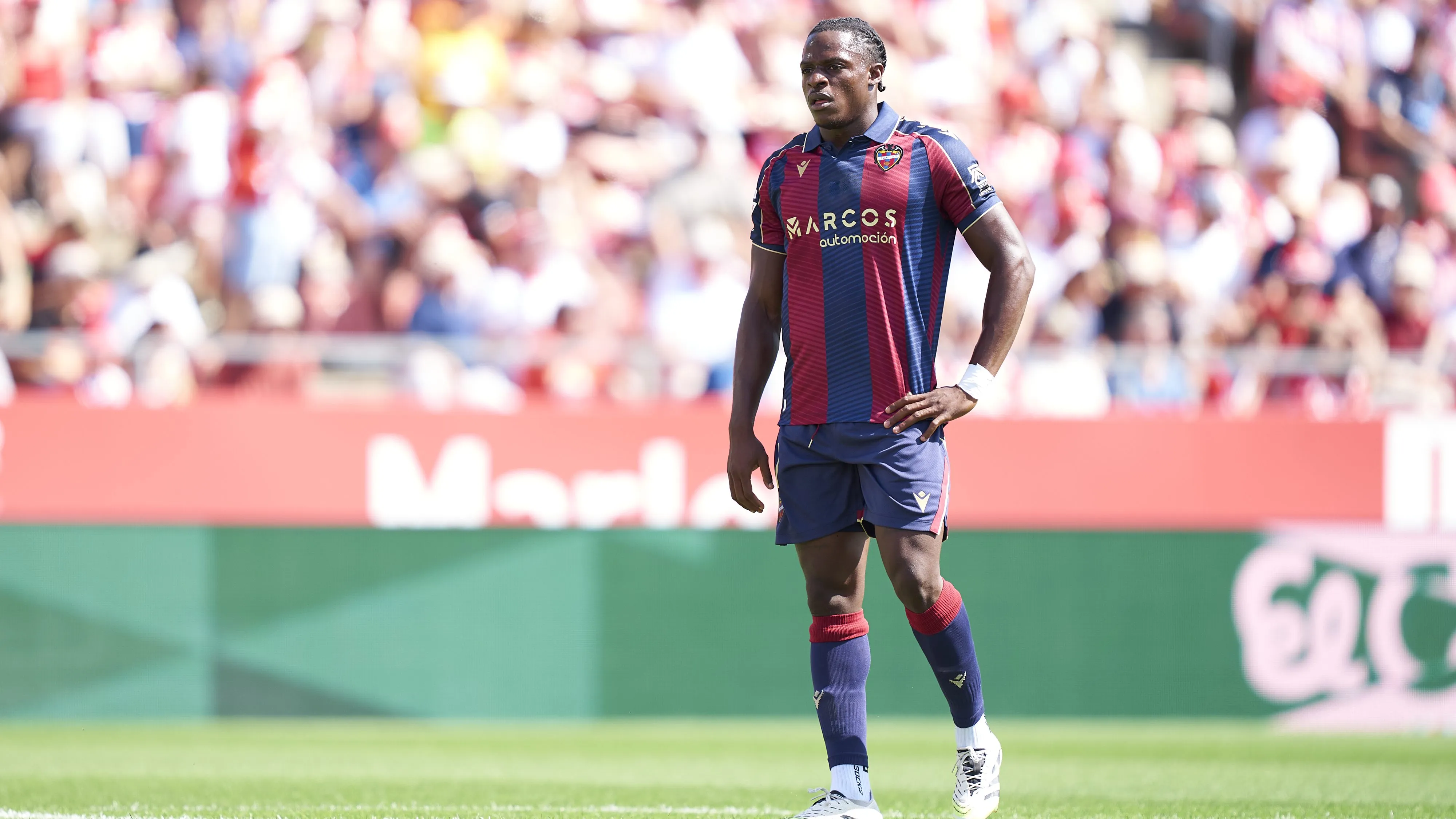 Etta Eyong, alvo do Manchester United, em jogo do Levante. Foto: Pedro Salado/Getty Images