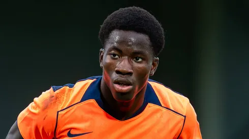 Ebrima Tunkara, do FC Barcelona, observa o jogo da UEFA Youth League 2025-26 entre Club Brugge KV e FC Barcelona no The NEST, em 5 de novembro de 2025, em Roeselare, Bélgica. Roeselare, The NEST, Bélgica. Foto: IMAGO / Orange Pictures