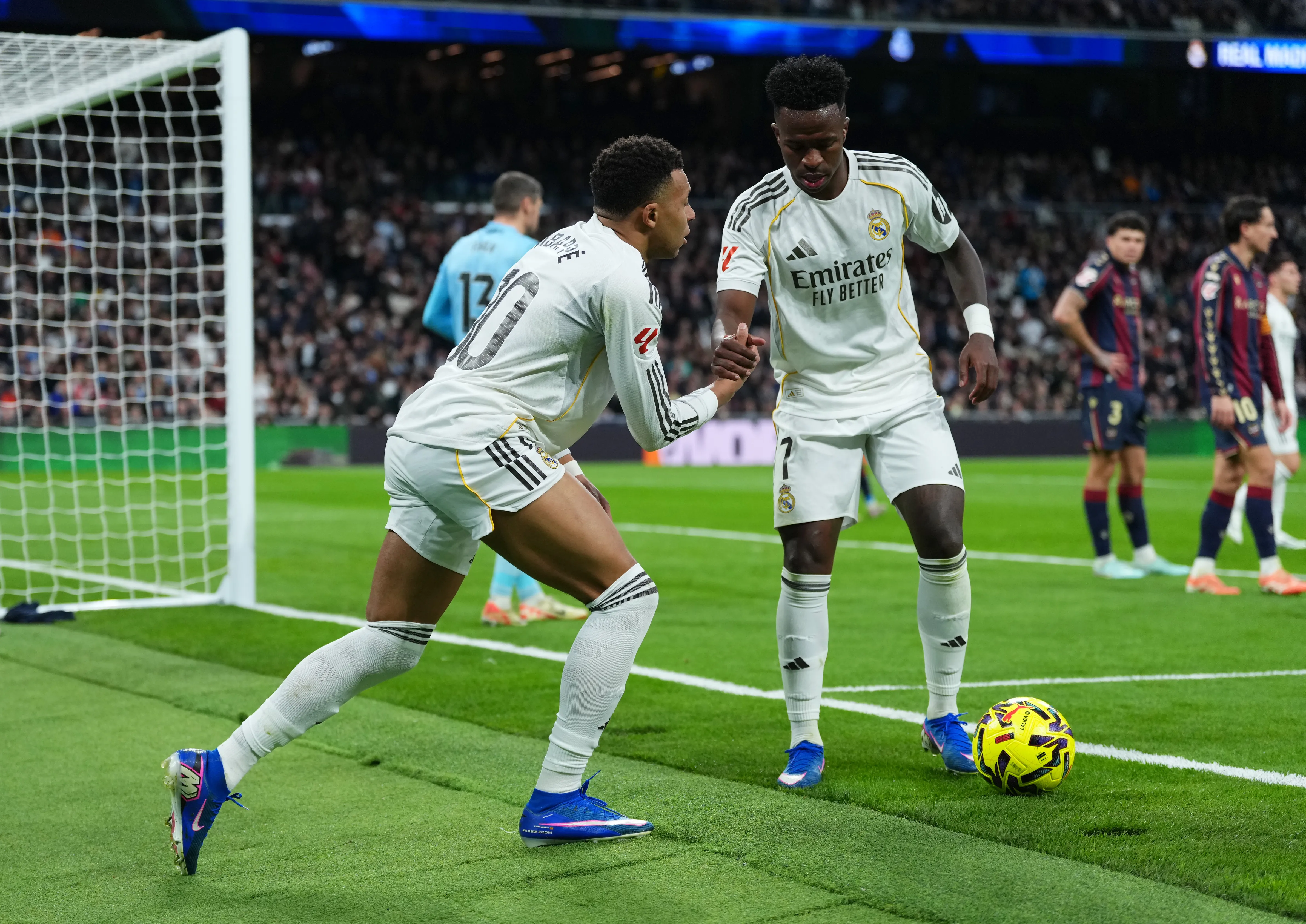 Vinicius Jr e Mbappé serão titulares contra o Villarreal. Foto: Angel Martinez/Getty Images