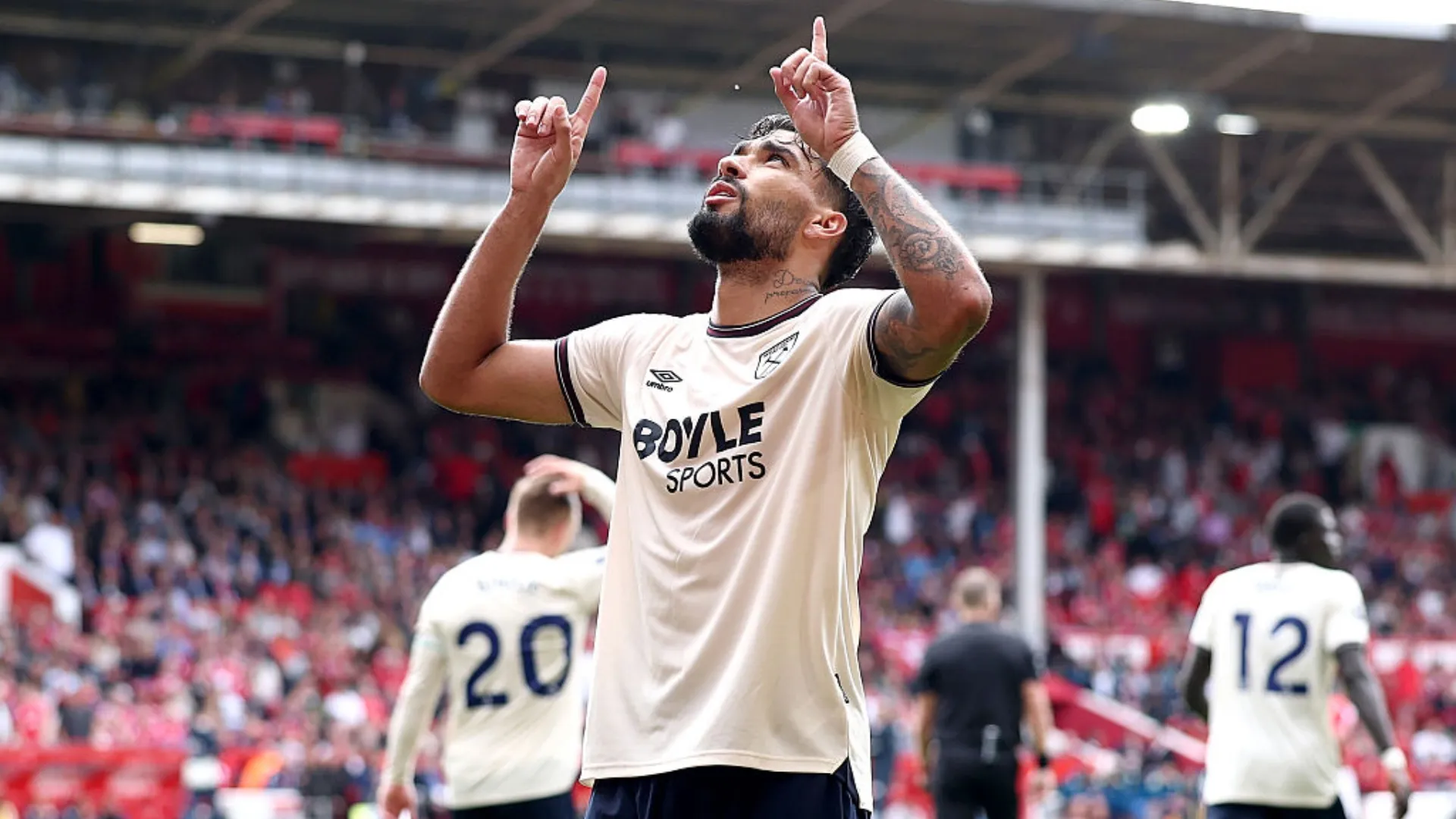 Lucas Paquetá, com as mãos para o alto, aponta para o céu