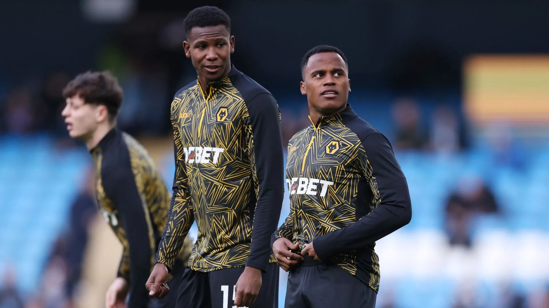 Jhon Arias (à direita) aquecendo para jogar contra o Manchester City (foto: Michael Regan/Getty Images)