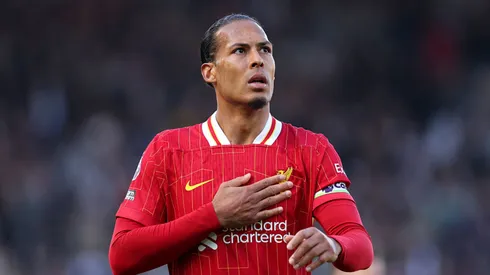 Van Dijk comete falha durante jogo do Liverpool. Julian Finney/Getty Images.