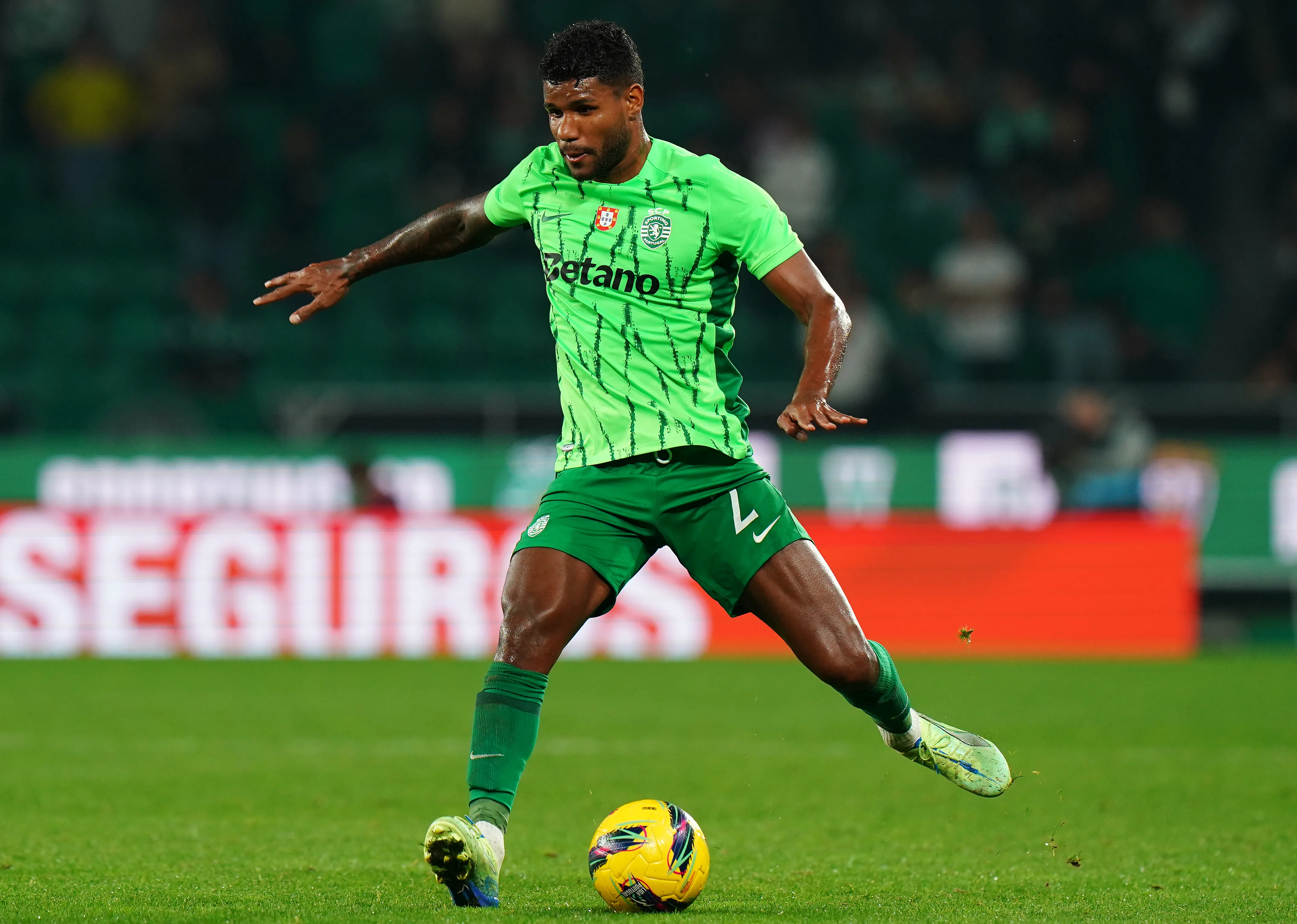 Matheus Reis em campo pelo Sporting