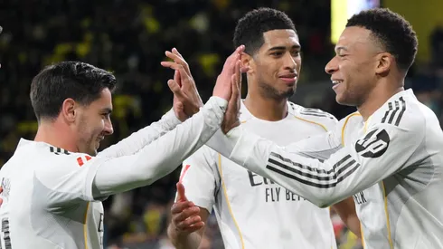 Kylian Mbappé, do Real Madrid, comemora com os companheiros após marcar o segundo gol da sua equipe durante a partida da LaLiga EA Sports entre Villarreal CF e Real Madrid CF, no Estadio de la Cerámica, em 24 de janeiro de 2026, em Villarreal, Espanha. (Foto de David Ramos/Getty Images)