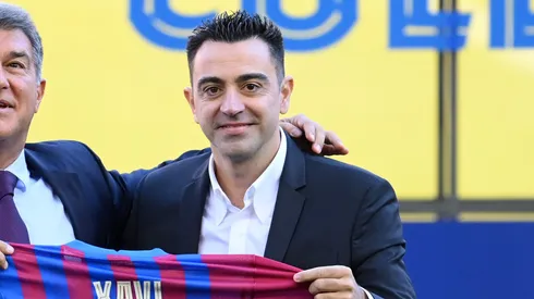 Tottenham cogita investir em Xavi Hernández, ex-Barcelona, para substituir Thomas Frank. (Foto: David Ramos/Getty Images)