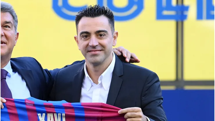 Tottenham cogita investir em Xavi Hernández, ex-Barcelona, para substituir Thomas Frank. (Foto: David Ramos/Getty Images)