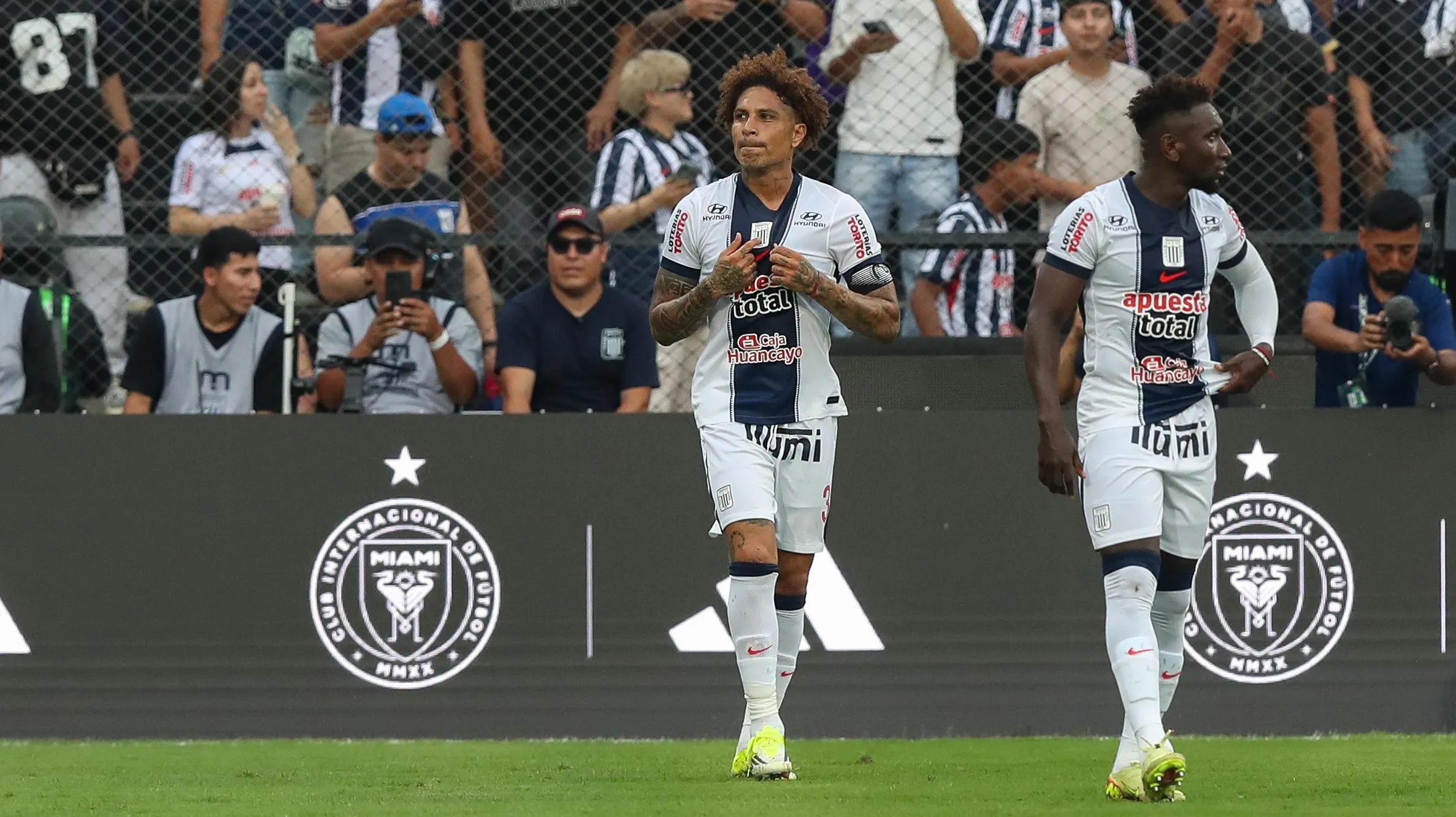Paolo Guerrero comemorando gol. Foto: Mariana Bazo/Getty Images