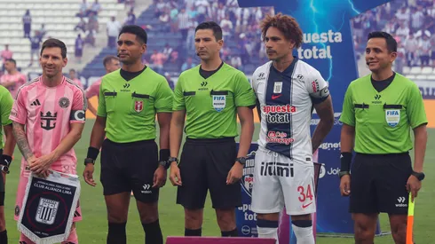 Paolo Guerrero birlha em amistoso contra time de Messi. Foto: Mariana Bazo/Getty Images